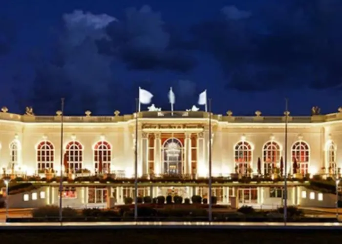 Appartement, Place Morny. アパート *