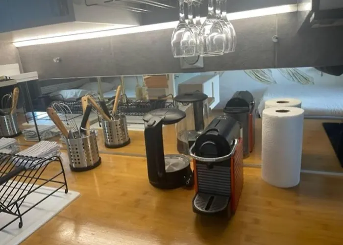 Appartement, Place Morny. アパート *